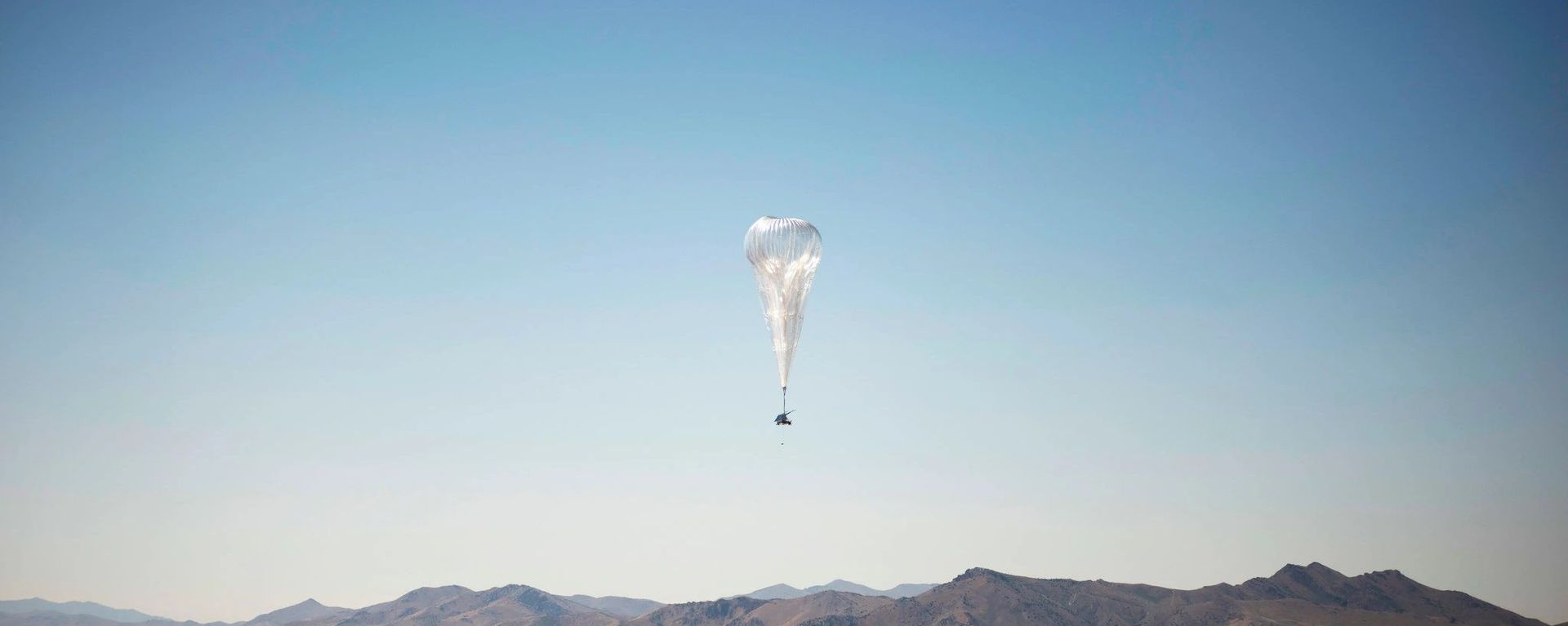 A Loon internet balloon, carrying solar-powered mobile networking equipment over the company's launch site in Winnemucca, Nev. The balloons started delivering internet access to Kenya on Tuesday - Sputnik International, 1920, 15.02.2023