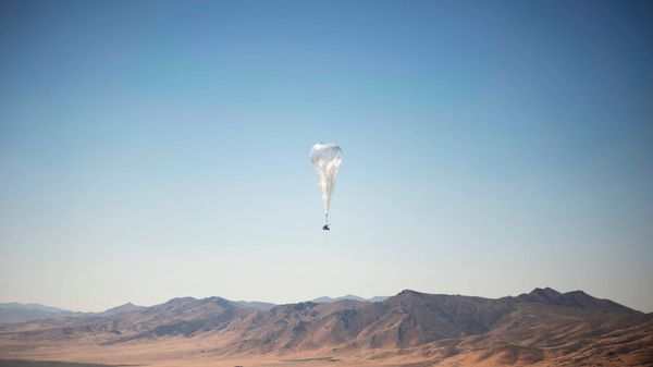 A Loon internet balloon, carrying solar-powered mobile networking equipment over the company's launch site in Winnemucca, Nevada. The balloons started delivering internet access to Kenya on Tuesday - Sputnik International