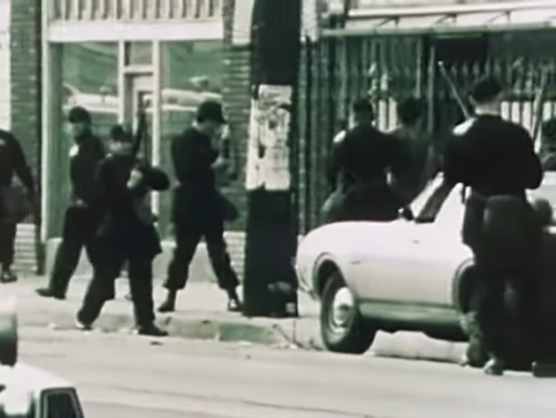 The Los Angeles Police Department's (LAPD) Special Weapons and Tactics (SWAT) team on its first mission: a siege of the Black Panther Party's LA headquarters, December 8, 1969 The Los Angeles Police Department's (LAPD) Special Weapons and Tactics (SWAT) team on its first mission: a siege of the Black Panther Party's LA headquarters, December 8, 1969 - Sputnik International, 1920, 07.09.2021