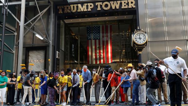 New York City Mayor Bill de Blasio, his wife Chirlane Irene McCray and Reverend Al Sharpton paint a Black Lives Matter along 5th avenue outside Trump Tower in New York City - Sputnik International