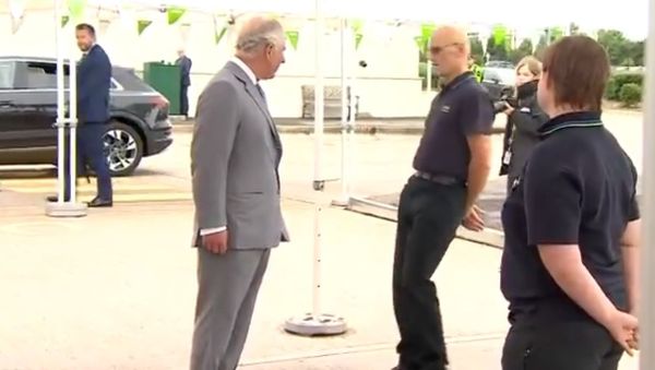  An employee faints in front of Prince Charles at a distribution centre in Bristol - Sputnik International