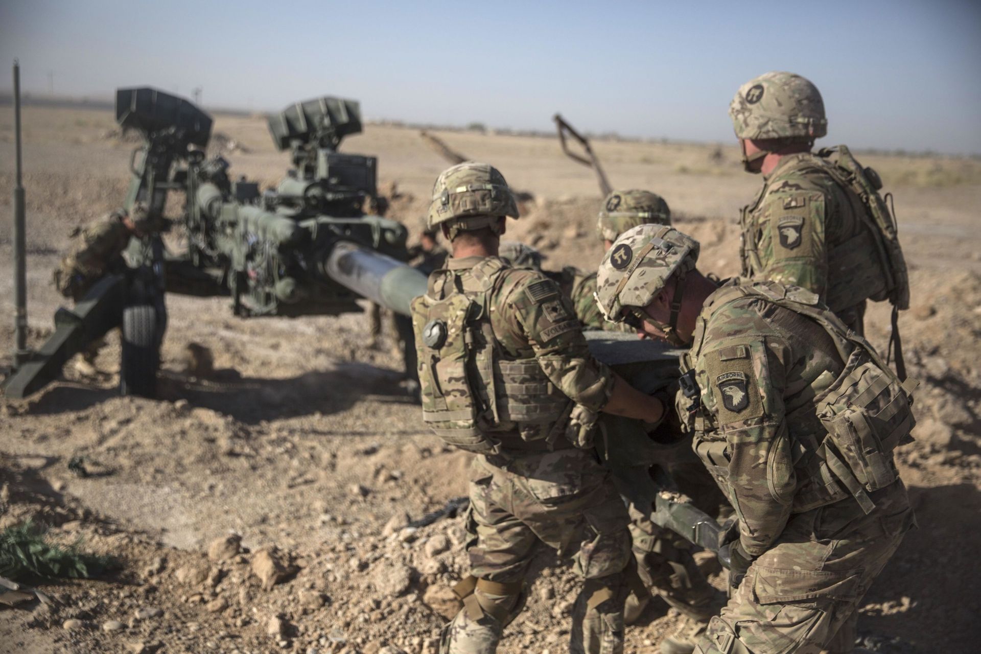 This June 10, 2017 photo provided by Operation Resolute Support, U.S. Soldiers with Task Force Iron maneuver an M-777 howitzer, so it can be towed into position at Bost Airfield, Afghanistan - Sputnik International, 1920, 07.09.2021