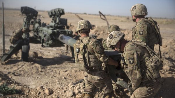 This June 10, 2017 photo provided by Operation Resolute Support, U.S. Soldiers with Task Force Iron maneuver an M-777 howitzer, so it can be towed into position at Bost Airfield, Afghanistan - Sputnik International