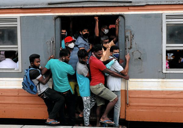 Passengers wearing protective masks travel on an overcrowded train towards the capital city, amid concerns about the spread of the coronavirus disease (COVID-19), in Colombo, Sri Lanka, 8 July 2020. Passengers wearing protective masks travel on an overcrowded train towards the capital city, amid concerns about the spread of the coronavirus disease (COVID-19), in Colombo, Sri Lanka, 8 July 2020. - Sputnik International