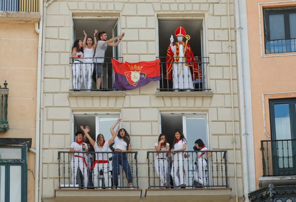 A reveller dressed up as Saint Fermin waves from a balcony in front of the town hall where the firing of chupinazo, which opens the San Fermin festival that was cancelled due to the coronavirus (COVID-19) outbreak, should have taken place, in Pamplona, Spain, 6 July 2020. A reveller dressed up as Saint Fermin waves from a balcony in front of the town hall where the firing of chupinazo, which opens the San Fermin festival that was cancelled due to the coronavirus (COVID-19) outbreak, should have taken place, in Pamplona, Spain, 6 July 2020. - Sputnik International