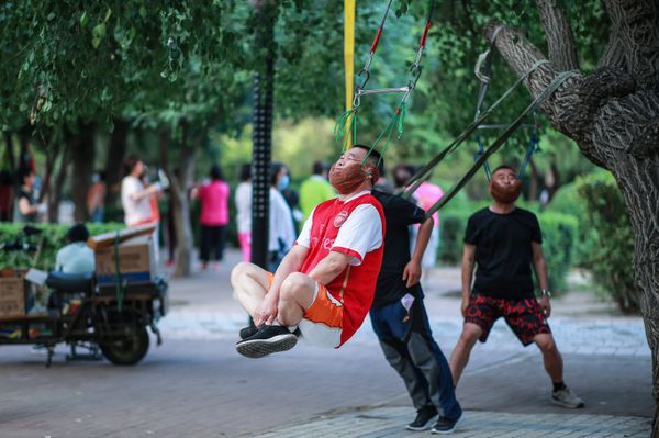 This photo taken on 5 July 2020, shows a man doing exercises as he hangs on a tree in Shenyang in the northeastern Chinese province of Liaoning. This photo taken on 5 July 2020, shows a man doing exercises as he hangs on a tree in Shenyang in the northeastern Chinese province of Liaoning. - Sputnik International