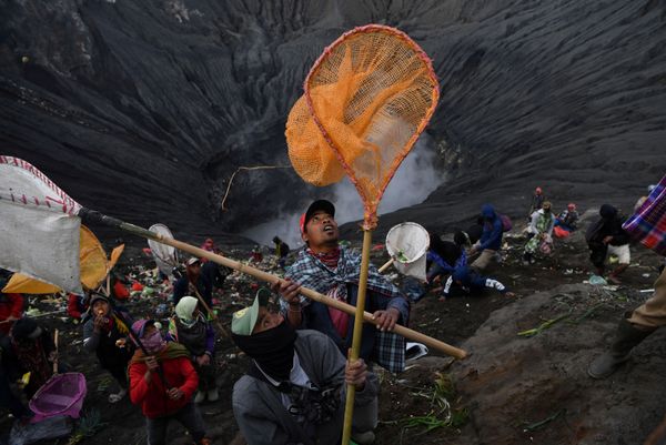 Villagers carry their nets in an attempt to catch coins thrown as offerings by Hindu worshippers into the crater during the Kasada ceremony at Mount Bromo in Probolinggo, East Java Province, Indonesia 7 July 2020. Villagers carry their nets in an attempt to catch coins thrown as offerings by Hindu worshippers into the crater during the Kasada ceremony at Mount Bromo in Probolinggo, East Java Province, Indonesia 7 July 2020. - Sputnik International