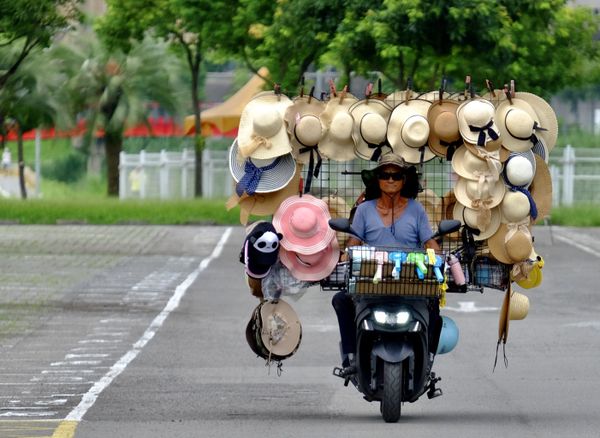 Wang Shang-chi, 75, a mobile hat vender, rides his bike in a parking lot next to the Taipei City Zoo on 9 July 2020. Wang Shang-chi, 75, a mobile hat vender, rides his bike in a parking lot next to the Taipei City Zoo on 9 July 2020. - Sputnik International