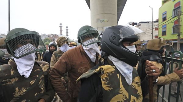 Indian Policemen cover their faces with their handkerchiefs (File) - Sputnik International