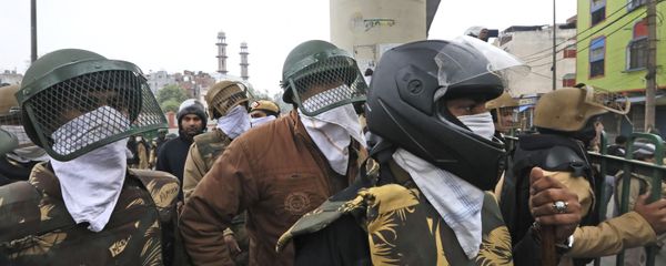 Indian Policemen cover their faces with their handkerchiefs (File) Indian Policemen cover their faces with their handkerchiefs (File) - Sputnik International