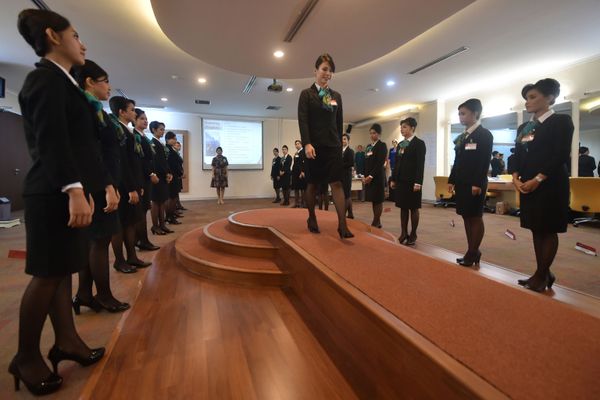 This photograph taken on October 14, 2016, shows flight staff practising walking techniques during a class at Garuda Indonesia's training centre in Jakarta This photograph taken on October 14, 2016, shows flight staff practising walking techniques during a class at Garuda Indonesia's training centre in Jakarta - Sputnik International