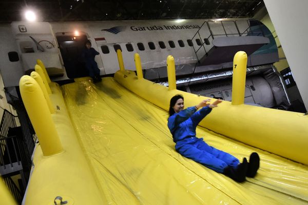This photograph taken on October 14, 2016 shows flight staff practicing emergency landing techniques at Garuda Indonesia's training center in Jakarta This photograph taken on October 14, 2016 shows flight staff practicing emergency landing techniques at Garuda Indonesia's training center in Jakarta - Sputnik International