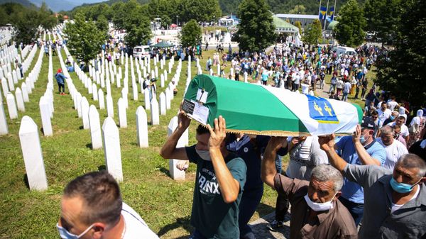 Men carry a coffin at a graveyard during a mass funeral in Potocari near Srebrenica, Bosnia and Herzegovina July 11, 2020 - Sputnik International