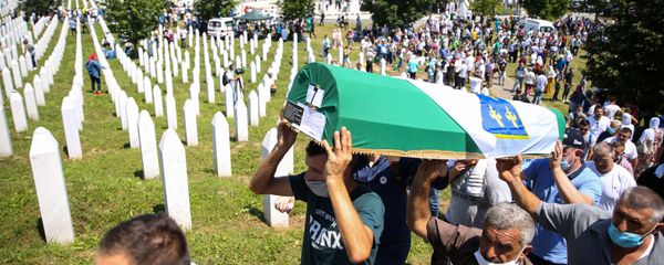 Men carry a coffin at a graveyard during a mass funeral in Potocari near Srebrenica, Bosnia and Herzegovina July 11, 2020 Men carry a coffin at a graveyard during a mass funeral in Potocari near Srebrenica, Bosnia and Herzegovina July 11, 2020 - Sputnik International