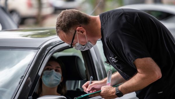 Ella Speer speaks with a doctor before getting tested in for the coronavirus disease (COVID-19) during an outbreak in Austin, Texas, U.S., June 28, 2020. Ella Speer speaks with a doctor before getting tested in for the coronavirus disease (COVID-19) during an outbreak in Austin, Texas, U.S., June 28, 2020. - Sputnik International