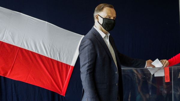 Polish President and presidential candidate Andrzej Duda and his wife Agata Kornhauser-Duda cast a ballot at a polling station during the second round of a presidential election in Krakow, Poland July 12, 2020. - Sputnik International