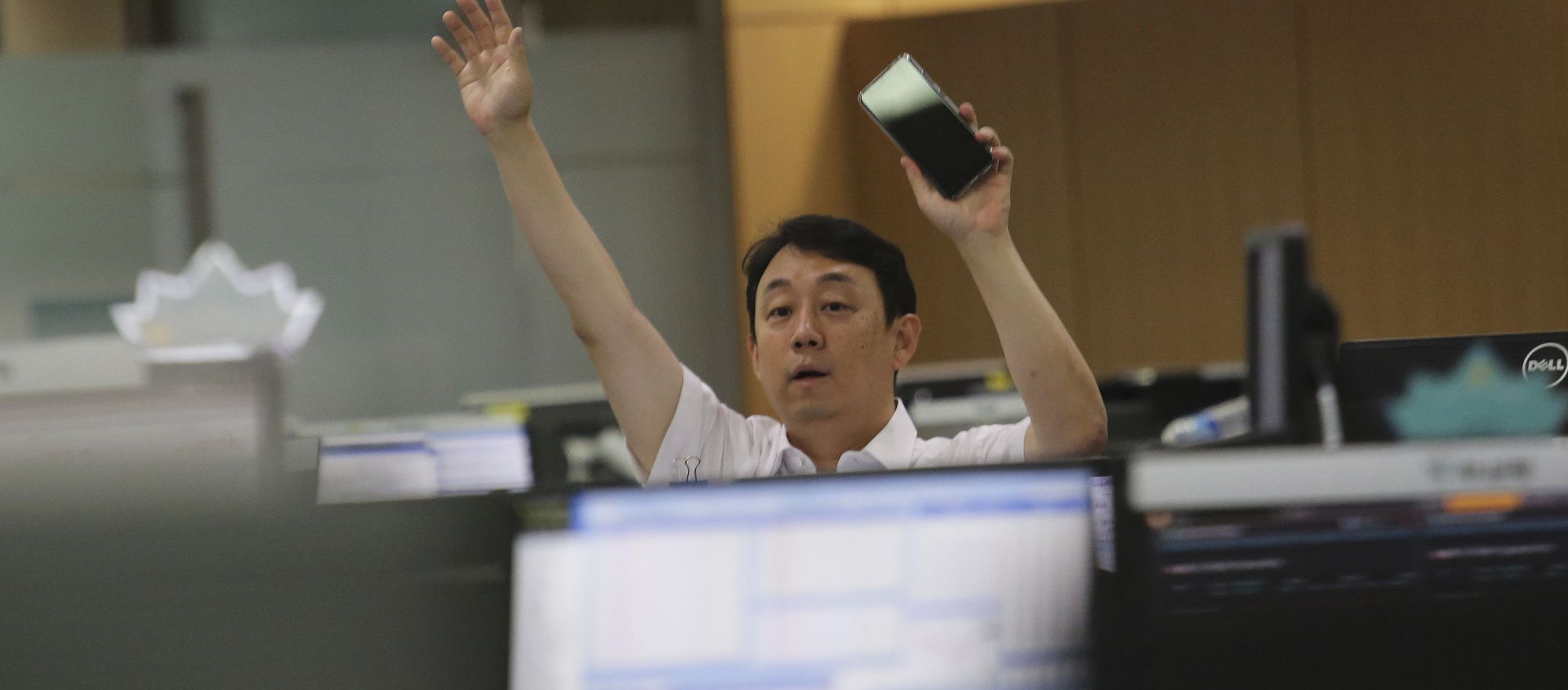 A currency trader gestures at the foreign exchange dealing room of the KEB Hana Bank headquarters in Seoul, South Korea, Thursday, July 9, 2020. A currency trader gestures at the foreign exchange dealing room of the KEB Hana Bank headquarters in Seoul, South Korea, Thursday, July 9, 2020. - Sputnik International, 1920, 07.09.2020