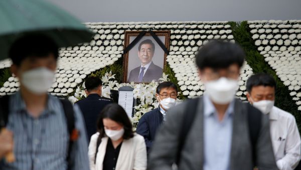 People react as they walk past a memorial altar for late Seoul Mayor Park Won-soon at Seoul City Hall Plaza in Seoul, South Korea July 13, 2020. - Sputnik International