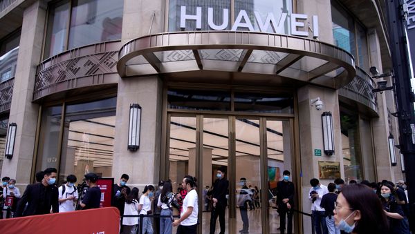 People stand in line in front of Huawei's new flagship store, as it officially opens in Shanghai, following the coronavirus disease (COVID-19) outbreak, China, June 24, 2020 - Sputnik International