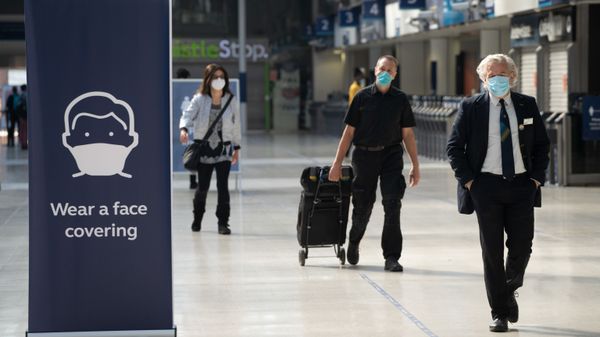 Commuters wearing face masks walk through the concourse at Waterloo Station in London on 15 June 2020 after new rules make wearing face coverings on public transport compulsory while the UK further eases its coronavirus lockdown.  - Sputnik International