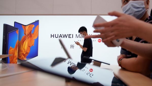 People wearing face masks visit Huawei's new flagship store, as it officially opens in Shanghai, following the coronavirus disease (COVID-19) outbreak, China, June 24, 2020.  - Sputnik International