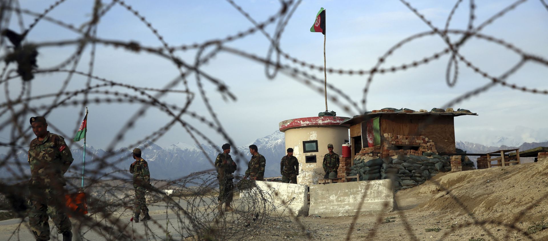 Afghan National Army soldiers stand guard at a checkpoint near the Bagram base in northern Kabul, Afghanistan, Wednesday, April 8, 2020 Afghan National Army soldiers stand guard at a checkpoint near the Bagram base in northern Kabul, Afghanistan, Wednesday, April 8, 2020 - Sputnik International, 1920, 28.05.2021