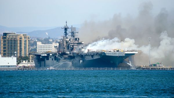 Port of San Diego Harbor Police Department boats combat a fire on board the U.S. Navy amphibious assault ship USS Bonhomme Richard at Naval Base San Diego, California, U.S. July 12, 2020 - Sputnik International