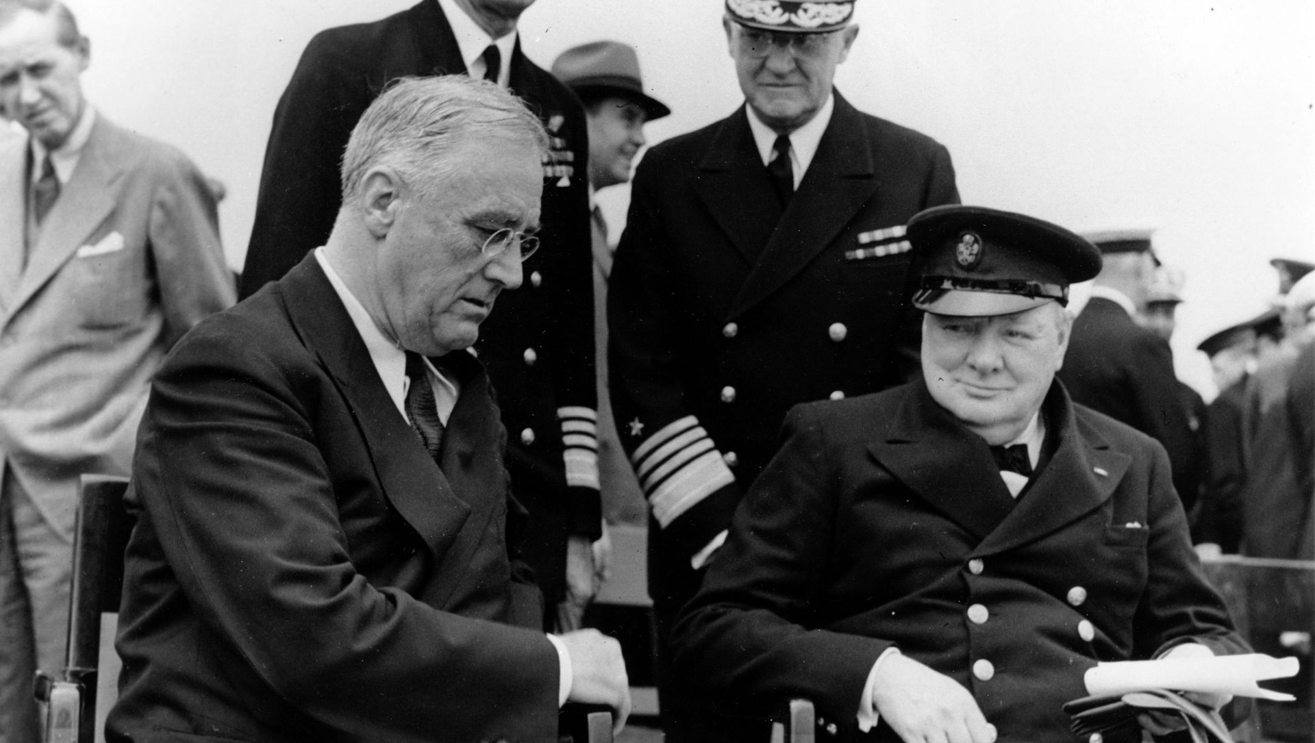 Президент США Франклин Д. Рузвельт и премьер-министр Великобритании Уинстон Черчилль на военно-морской базе Арджентия, 1941 год Президент США Франклин Д. Рузвельт и премьер-министр Великобритании Уинстон Черчилль на военно-морской базе Арджентия, 1941 год - Sputnik International, 1920, 06.04.2021