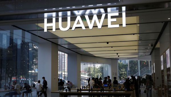 People are seen inside a Huawei store at a shopping mall in Beijing, China July 14, 2020 People are seen inside a Huawei store at a shopping mall in Beijing, China July 14, 2020 - Sputnik International
