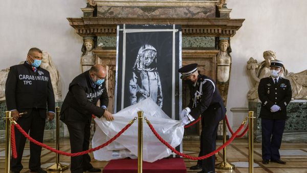 A recovered stolen artwork by British artist Banksy, depicting a young female figure with a mournful expression, that was painted as a tribute to the victims of the 2015 terror attacks at the Bataclan music hall in Paris, is unveiled during a ceremony at the French Embassy in Rome, Tuesday, July 14, 2020, where it was returned by Italian prosecutors to France. The artwork was stolen in 2018 and recovered in June 2020 in Sant'Omero, central Italy by Italian Carabinieri.  - Sputnik International