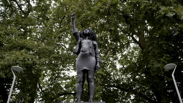 A new black resin and steel statue entitled A Surge of Power (Jen Reid) 2020 by artist Marc Quinn stands after the statue was put up this morning on the empty plinth of the toppled statue of 17th century slave trader Edward Colston, which was pulled down during a Black Lives Matter protest in Bristol, England, Wednesday, 15 July 2020 - Sputnik International