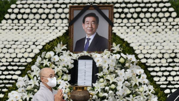 A Buddhist monk pays his respects at a public memorial for late Seoul mayor Park Won-soon at Seoul City Hall in Seoul on July 13, 2020. - The mayor of Seoul, a contender to be South Korea's next president and a former human rights lawyer, took his own life a day after he was accused of sexual harassment, authorities said July 10. - Sputnik International