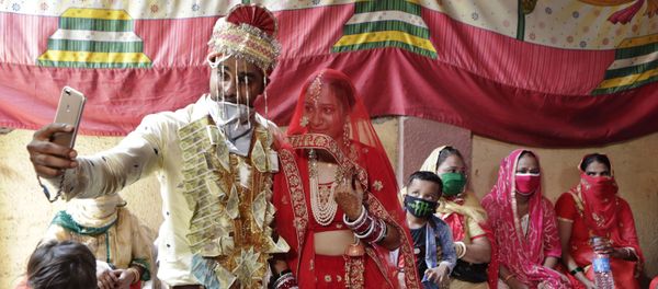Couple Sachin Chandaliya and SonIya Bohat take a selfie after getting married at a marriage bureau at Bandra in Mumbai, India, Monday, June 15, 2020 - Sputnik International