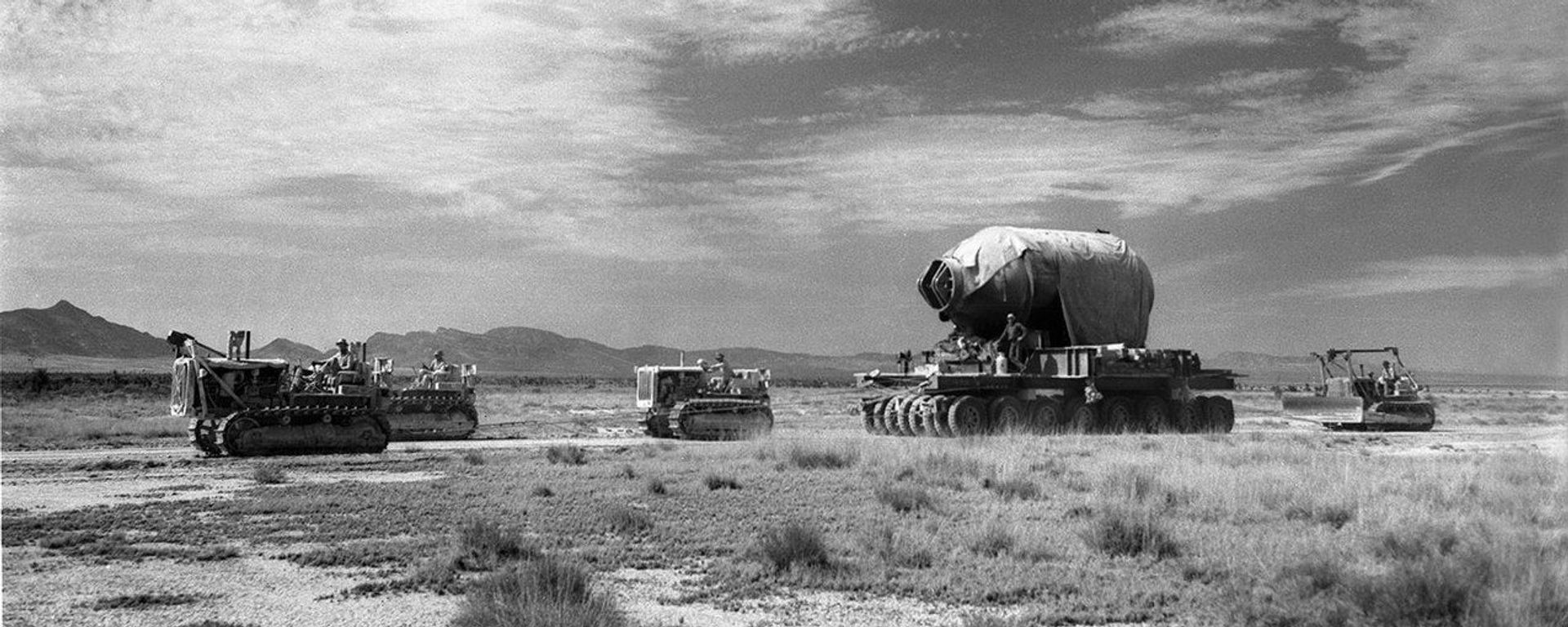 JUMBO, a 120-ton steel vessel designed to contain the explosion of the Trinity bomb's high explosive and permit recovery of the active material in case on nuclear failure, is delivered to the test site in Alamogordo, New Mexico, on July 16, 1945. However, JUMBO was never used for this purpose. JUMBO, a 120-ton steel vessel designed to contain the explosion of the Trinity bomb's high explosive and permit recovery of the active material in case on nuclear failure, is delivered to the test site in Alamogordo, New Mexico, on July 16, 1945. However, JUMBO was never used for this purpose. - Sputnik International, 1920, 17.09.2020