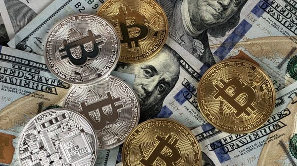 US $100 notes, physical Bitcoin, cryptocurrency - Sputnik International