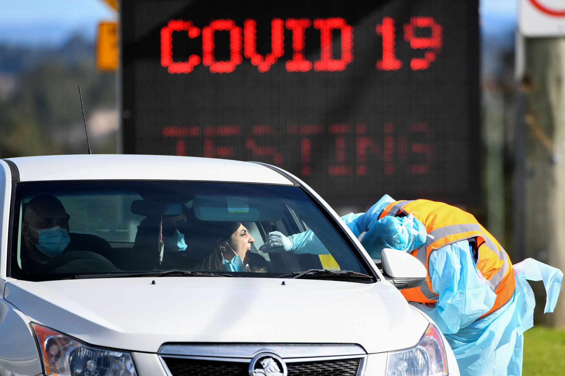 A member of the public is seen getting a test for the coronavirus disease (COVID-19) at the Crossroads Hotel testing centre following a cluster of infections in Sydney, Australia, July 16, 2020 - Sputnik International, 1920, 07.09.2021