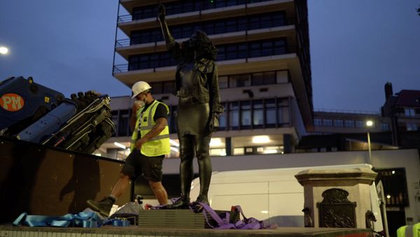 A sculpture by Marc Quinn portraying Jen Reid, titled 'A Surge of Power (Jen Reid) 2020', is seen before being placed on a pedestal in Bristol, Britain July 15, 2020, in this screen grab obtained from a social media video - Sputnik International
