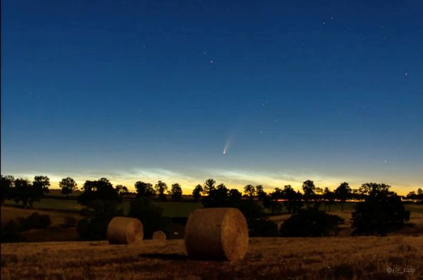 The Comet C/2020 F3, known as Neowise, is seen in the sky over Montlucon, France July 8, 2020, in this screengrab taken from a social media video - Sputnik International