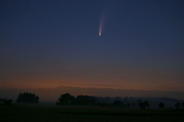 The comet Neowise or C/2020 F3 is seen before sunrise in the starry sky over the Allgau landscape in Bad Woerishofen, southern Germany, on July 12, 2020 - Sputnik International