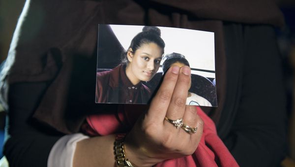 Renu, eldest sister of missing British girl Shamima Begum, holds a picture of her sister while being interviewed by the media in central London, on February 22, 2015 Renu, eldest sister of missing British girl Shamima Begum, holds a picture of her sister while being interviewed by the media in central London, on February 22, 2015 - Sputnik International