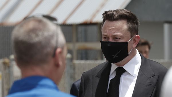 CEO of SpaceX, Elon Musk, talks to the media and NASA personnel, after astronauts Douglas Hurley, left, and Robert Behnken departed the Neil A. Armstrong Operations and Checkout Building on their way to Pad 39-A, at the Kennedy Space Center in Cape Canaveral, Fla., Wednesday, May 27, 2020 - Sputnik International