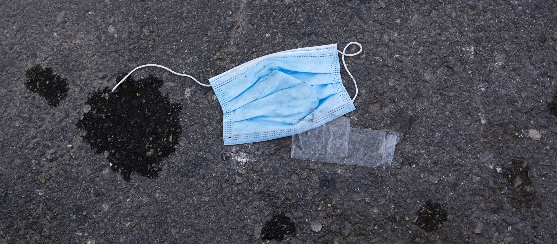 In this Saturday, April 4, 2020 photo, a protective face mask is thrown on the ground outside a supermarket during a lockdown following government measures to help stop the spread of the coronavirus in Tel Aviv, Israel In this Saturday, April 4, 2020 photo, a protective face mask is thrown on the ground outside a supermarket during a lockdown following government measures to help stop the spread of the coronavirus in Tel Aviv, Israel - Sputnik International, 1920, 16.05.2021