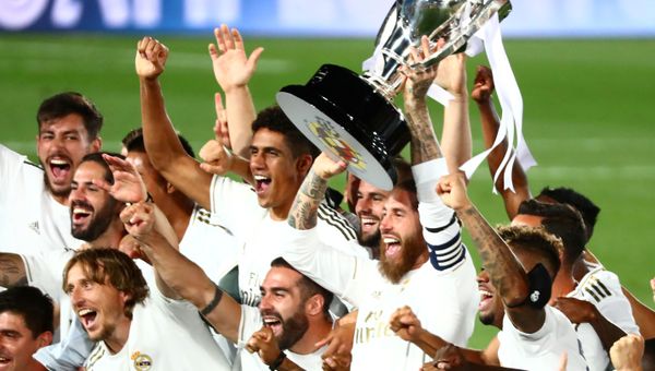 Soccer Football - La Liga Santander - Real Madrid v Villarreal - Alfredo Di Stefano Stadium, Madrid, Spain - July 16, 2020   Real Madrid's Sergio Ramos and teammates celebrate with the trophy after winning La Liga, as play resumes behind closed doors following the outbreak of the coronavirus disease (COVID-19) - Sputnik International