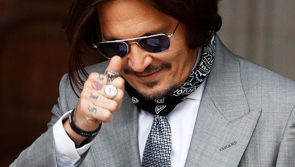 Actor Johnny Depp gestures as he arrives at the High Court in London, Britain July 16, 2020. - Sputnik International