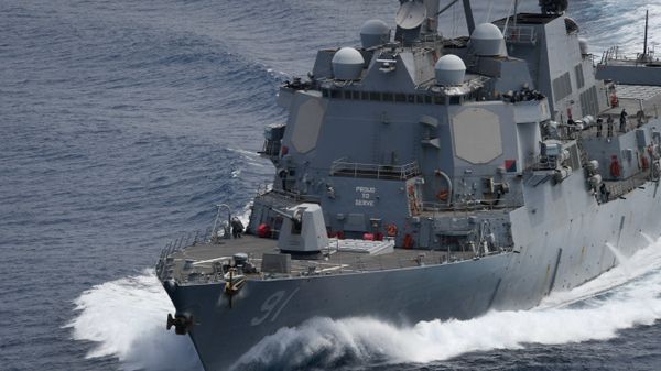 The Arleigh Burke-class guided-missile destroyer USS Pinckney (DDG 91) transits the Pacific Ocean during a Division Tactics exercise with U.S. Coast Guard Cutter Northland April 26, 2020.  - Sputnik International