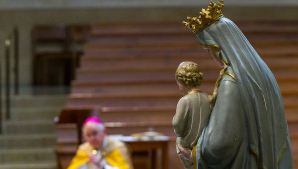 Archbishop Jose H. Gomez of Los Angeles and president of the U.S. Conference of Catholic Bishops (USCCB) kneels in prayer before the Blessed Virgin Mary, in Los Angeles Friday, May 1, 2020 - Sputnik International