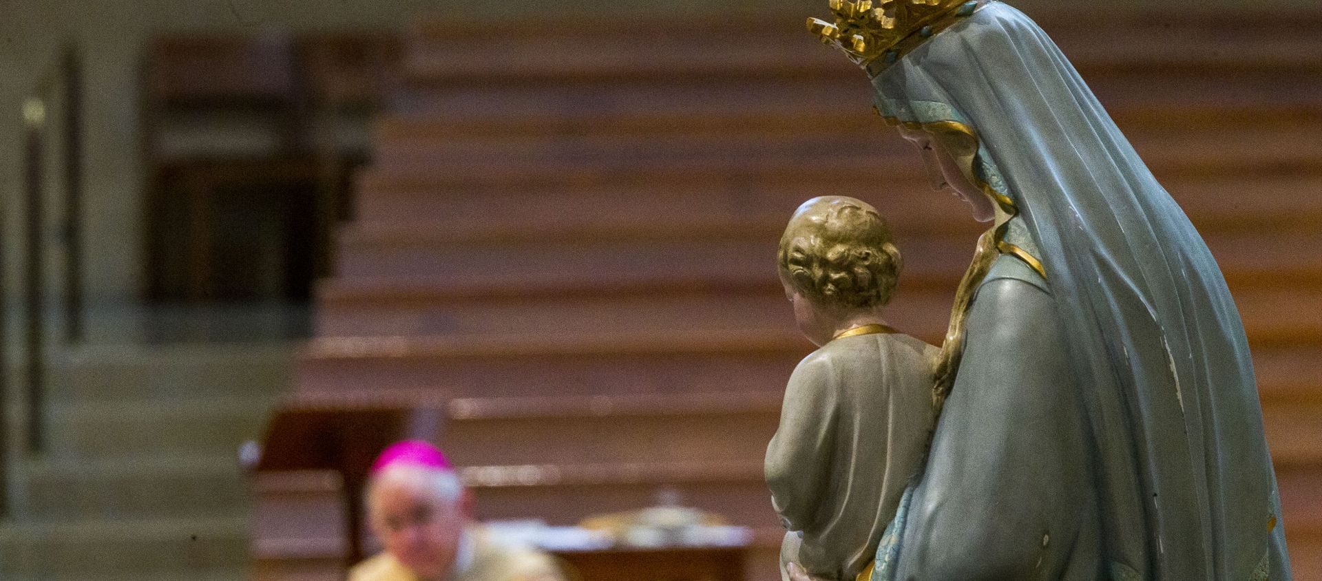 Archbishop Jose H. Gomez of Los Angeles and president of the U.S. Conference of Catholic Bishops (USCCB) kneels in prayer before the Blessed Virgin Mary, in Los Angeles Friday, May 1, 2020 - Sputnik International, 1920, 21.01.2021