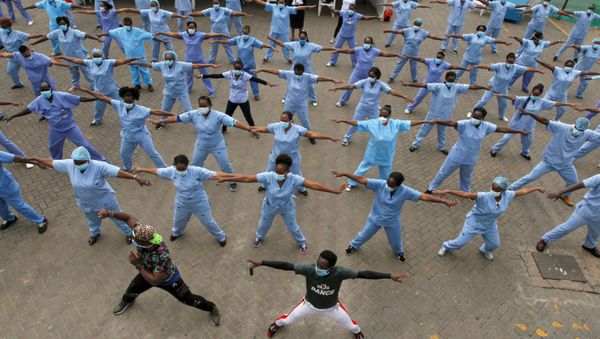 Nurses participate in a Zumba aerobic fitness program as a way of helping them to cope with working situations during the coronavirus disease (COVID-19) outbreak within the Infectious Disease Unit grounds of the Kenyatta National Hospital in Nairobi, Kenya May 28, 2020. - Sputnik International