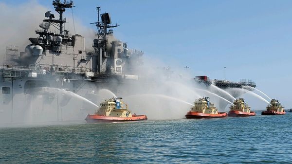 Firefighting vessels fight fire aboard the USS Bonhomme Richard landing craft at the San Diego Naval Base - Sputnik International
