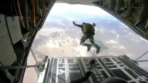 Indian army personnel para-dropping near contested Pangong Tso, almost 40km away - Sputnik International